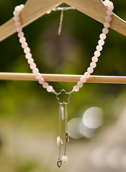 Collier Élina · Quartz rose & perle d'eau douce · Pendentif fleur argent