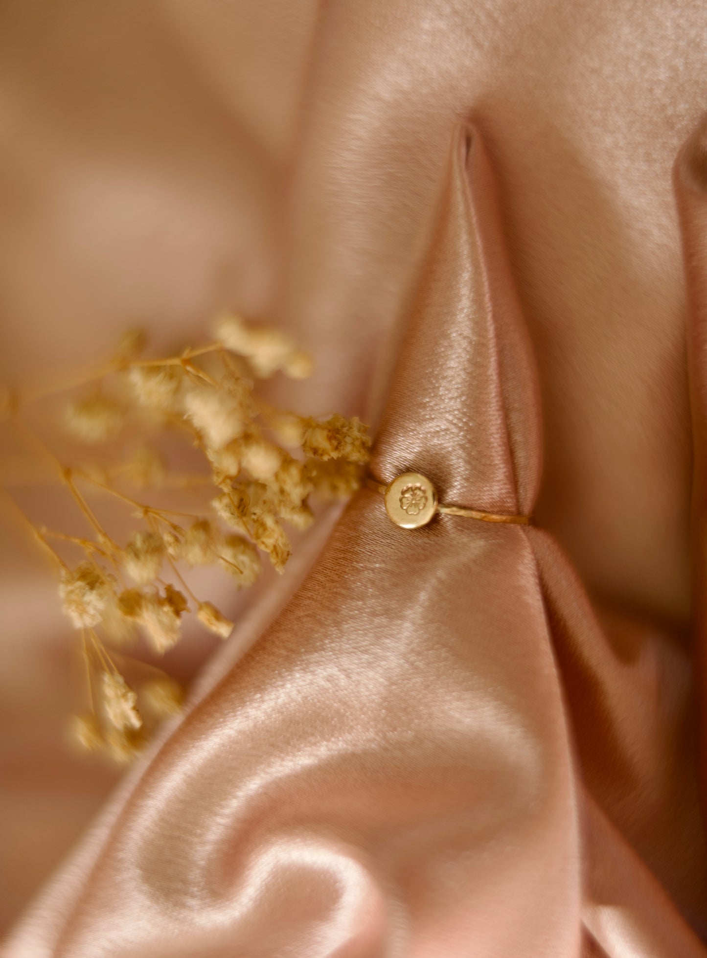 Bague Flora · Or 14k Gold-filled · Pastille gravée fleur · Bijou fait main