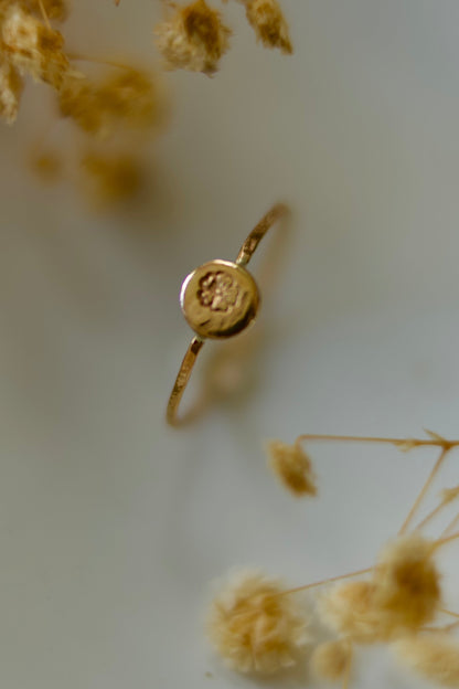 Bague Flora · Or 14k Gold-filled · Pastille gravée fleur · Bijou fait main