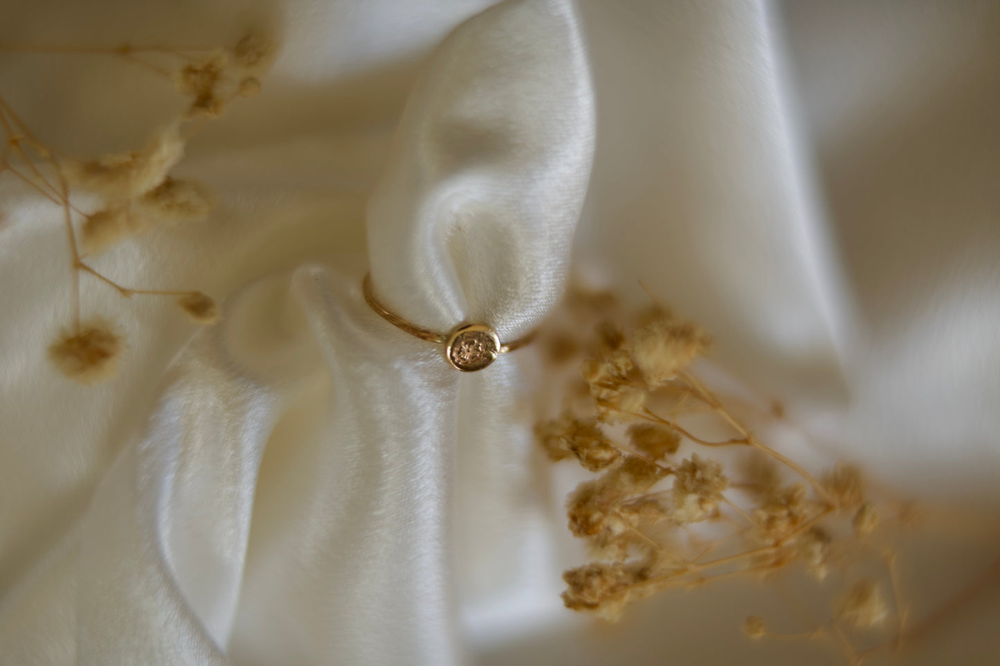 Bague Flora · Or 14k Gold-filled · Pastille gravée fleur · Bijou fait main