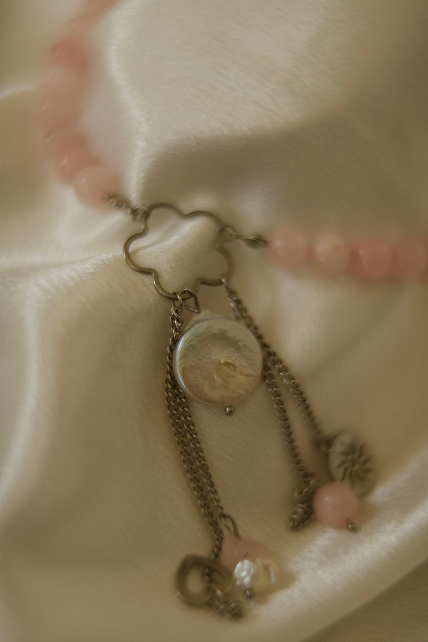 Collier Élina · Quartz rose & perle d'eau douce · Pendentif fleur argent