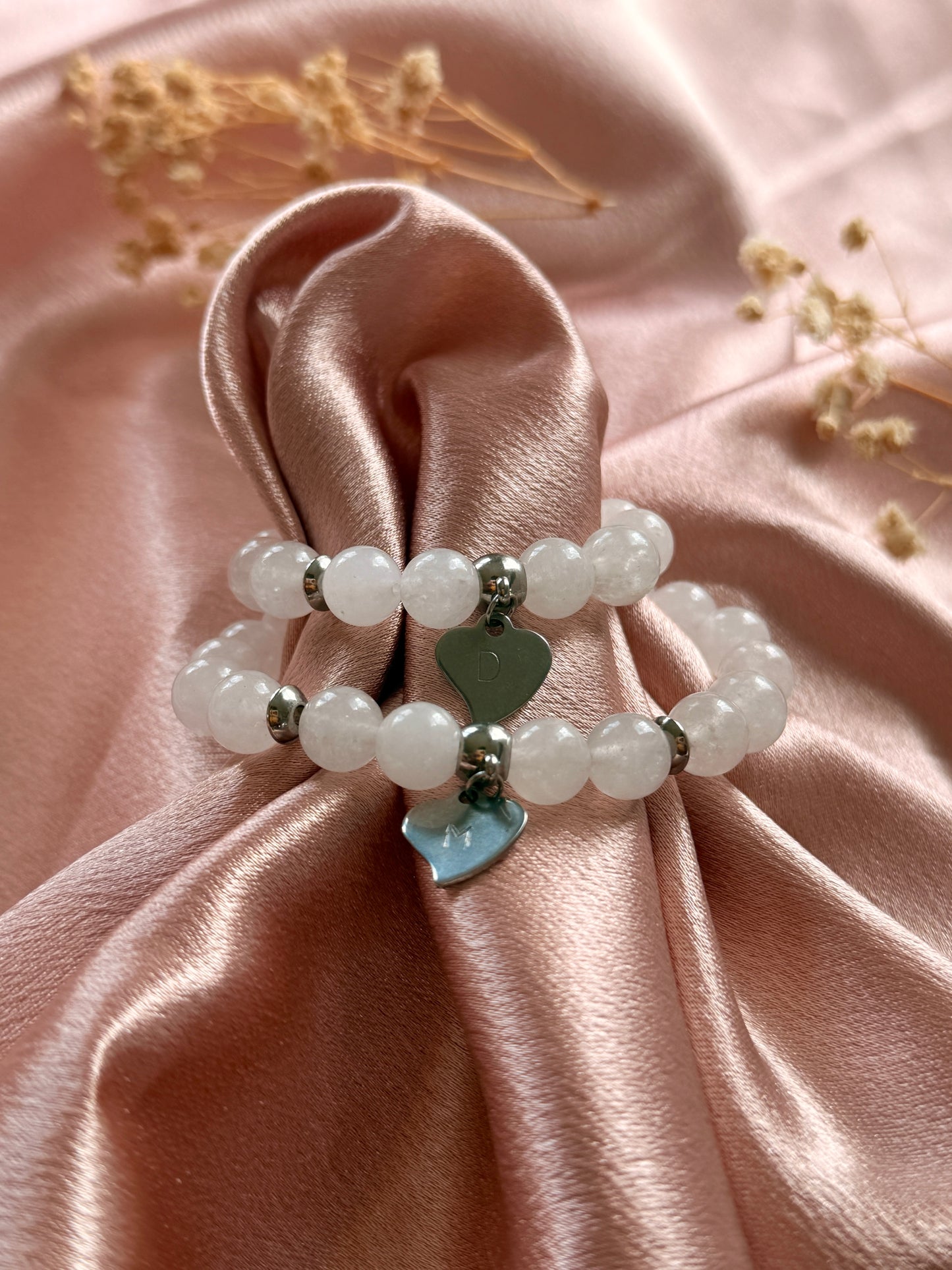 Bracelet Coralia · Quartz rose & double cœur gravé · Personnalisable initiales