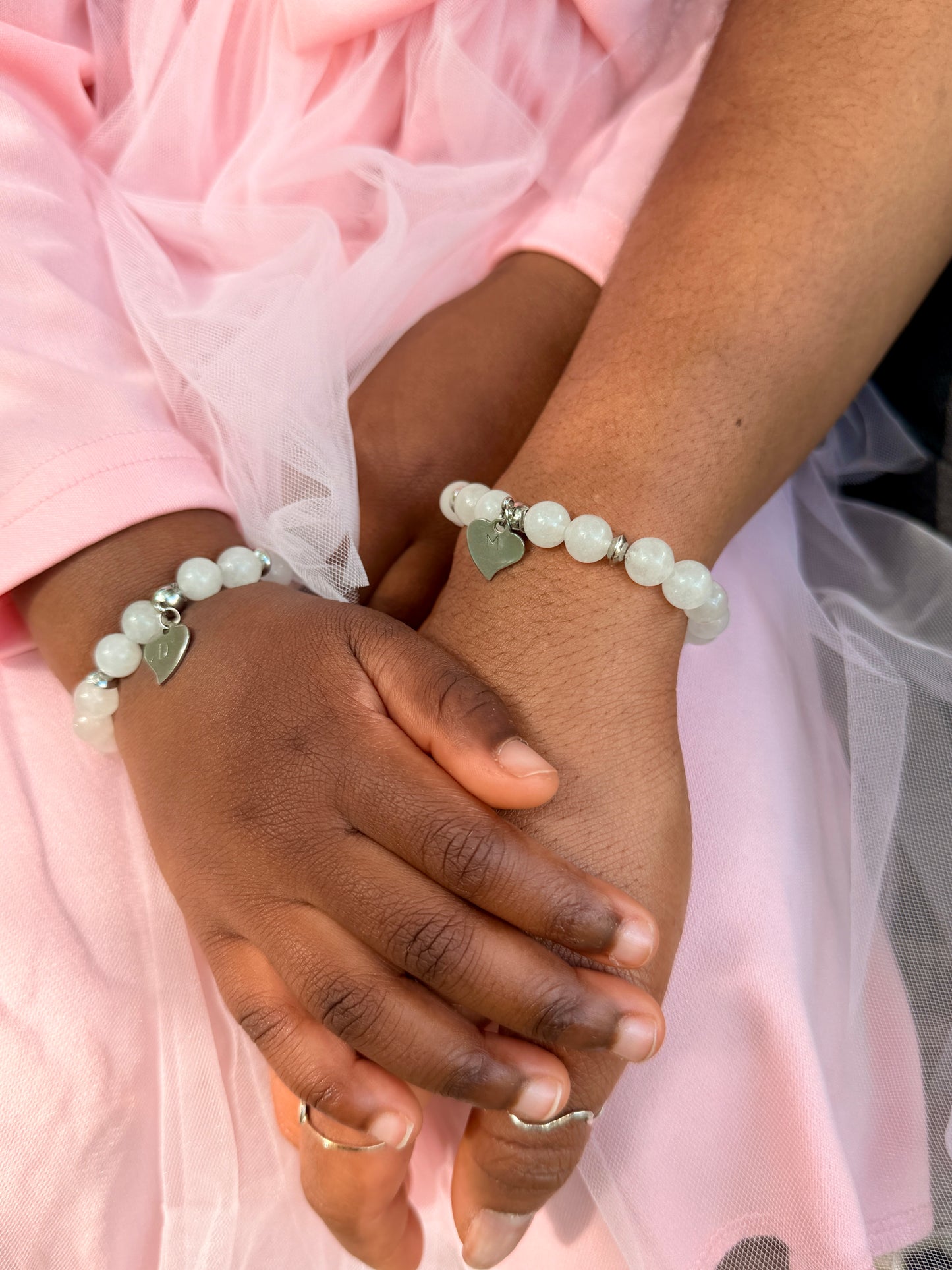 Bracelet Coralia · Quartz rose & double cœur gravé · Personnalisable initiales