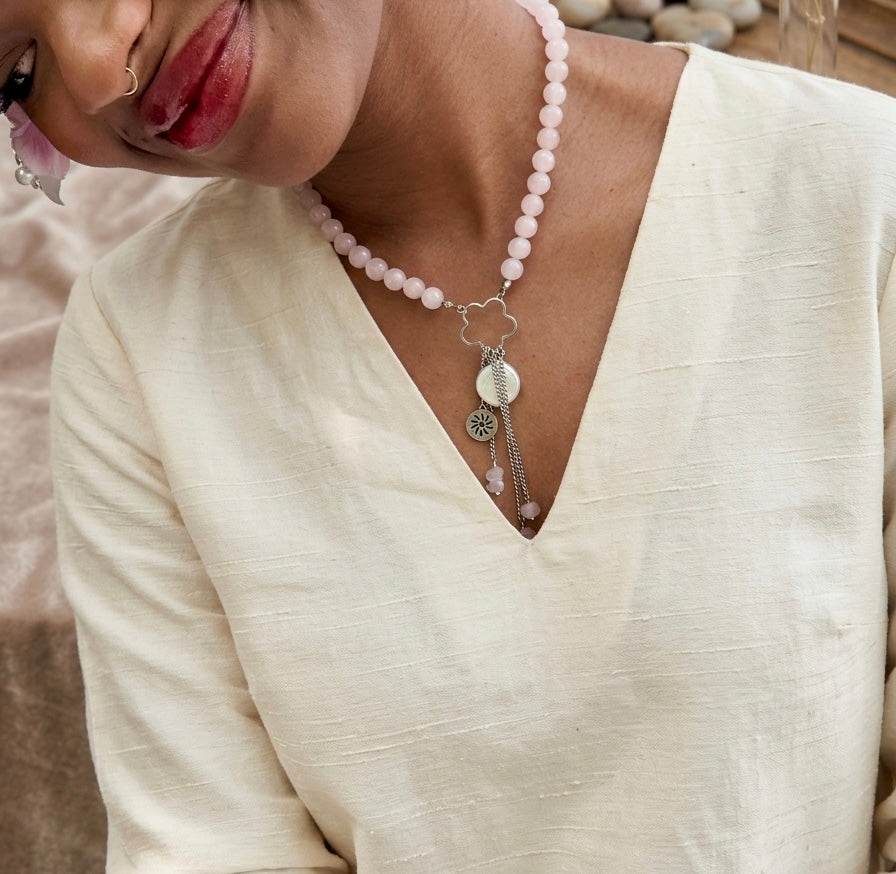 Collier Élina · Quartz rose & perle d'eau douce · Pendentif fleur argent