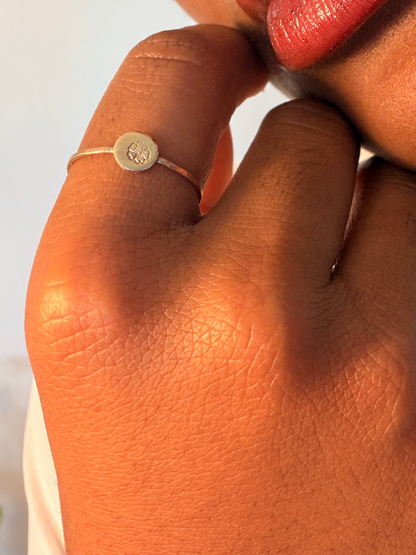 Bague Flora · Or 14k Gold-filled · Pastille gravée fleur · Bijou fait main
